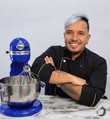 MANUEL GUERRERO CAKE DESIGNER EN SU COCINA
